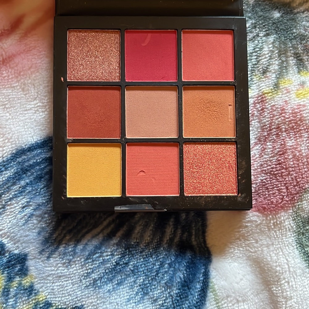 3/$20 Huda Beauty | Coral Obsessions Palette